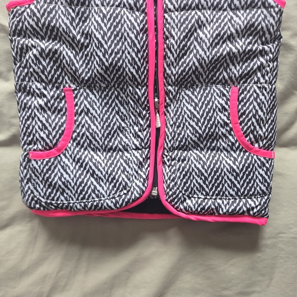 U.S. Polo Assn. Girls 6 Black and White Chevron Vest with Pink Trim - Picture 3 of 6